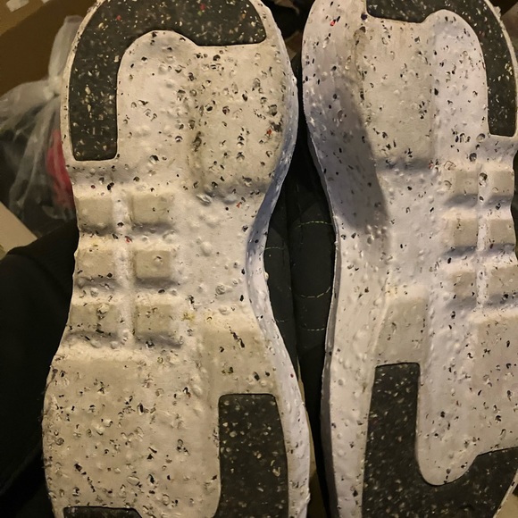 Missing a shoelace - Picture 2 of 4